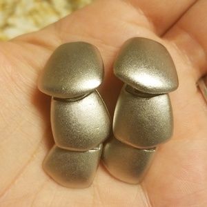 Vintage MADE IN USA silvertone earrings PM 656